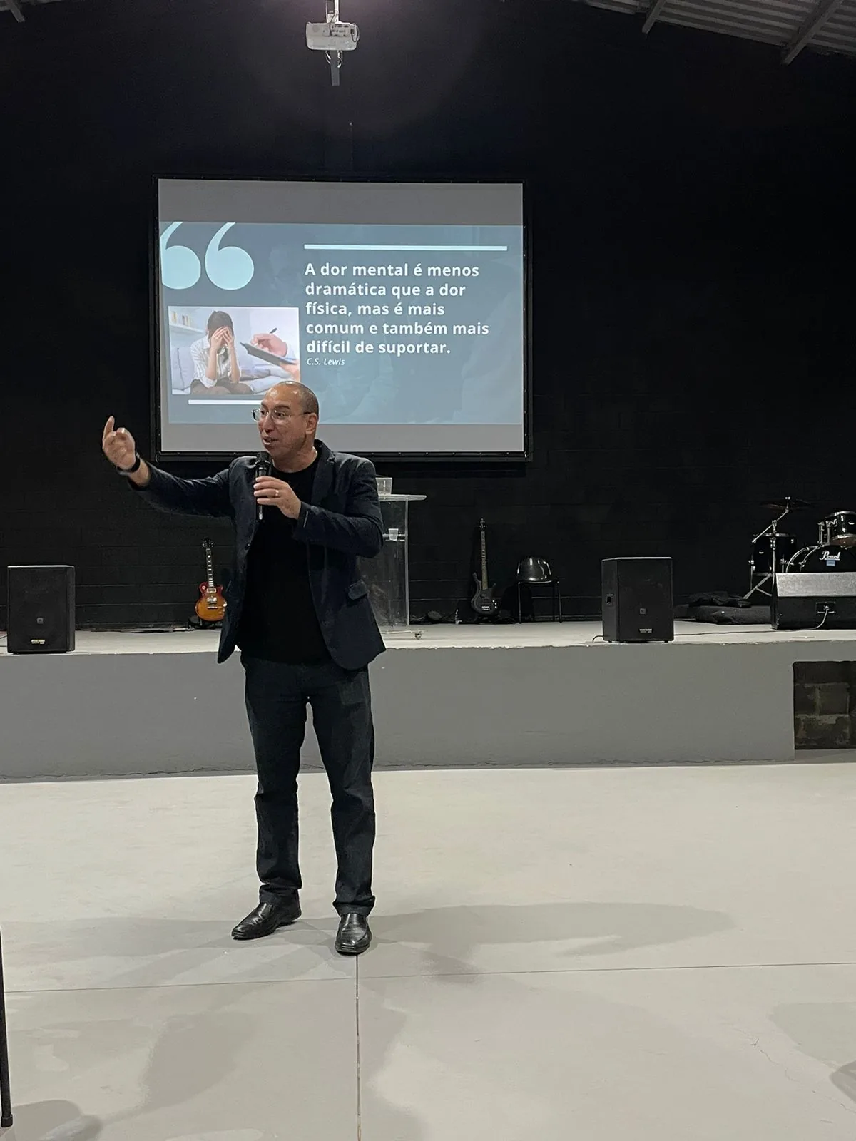 Palestra sobre dor mental, citação de C.S. Lewis ao fundo